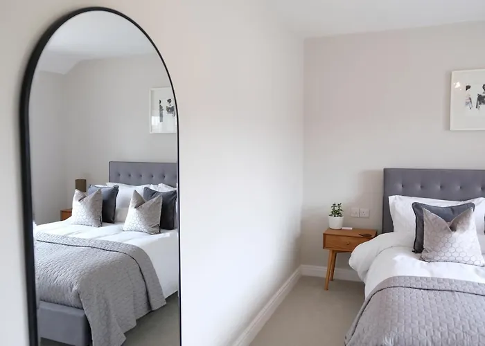 Dom wakacyjny Chaloners, Free Parking, Large Garden, Close To Races & Centre *